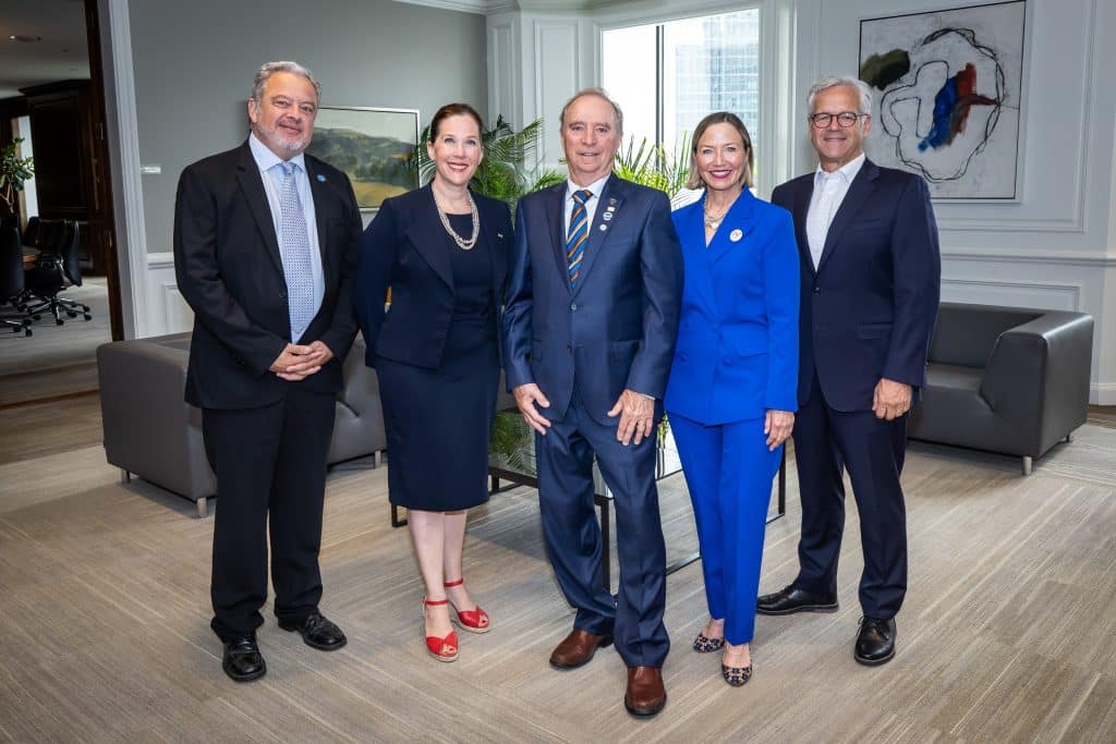 De gauche à droite : Romain Duguay, directeur général de la Société Saint-Vincent de Paul; Pascale Bouchard, présidente et directrice générale de la Fondation du CHUM; Claude St-Jean, neveu et coliquidateur de la succession Paul Durocher; Cynda P. Heward, présidente et directrice générale de la Fondation de l’hôpital St. Mary; et Alain Gignac, président de la Fondation de l’Institut de Cardiologie de Montréal (© Éric Carrière)